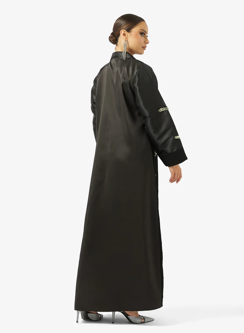 هيا كلوزيت عباية مفتوحة مزينة بياقة مطوية